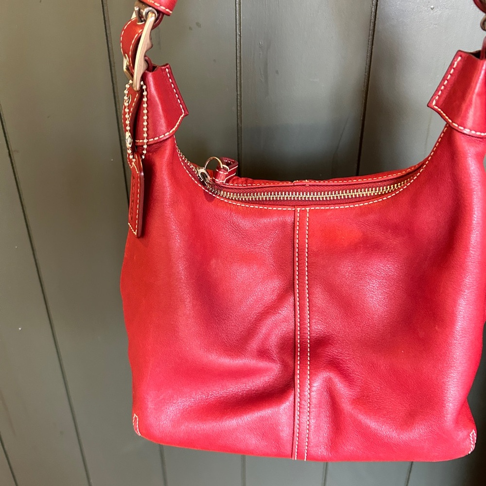 Vintage COACH Elegant Red Leather Shoulder Bag
